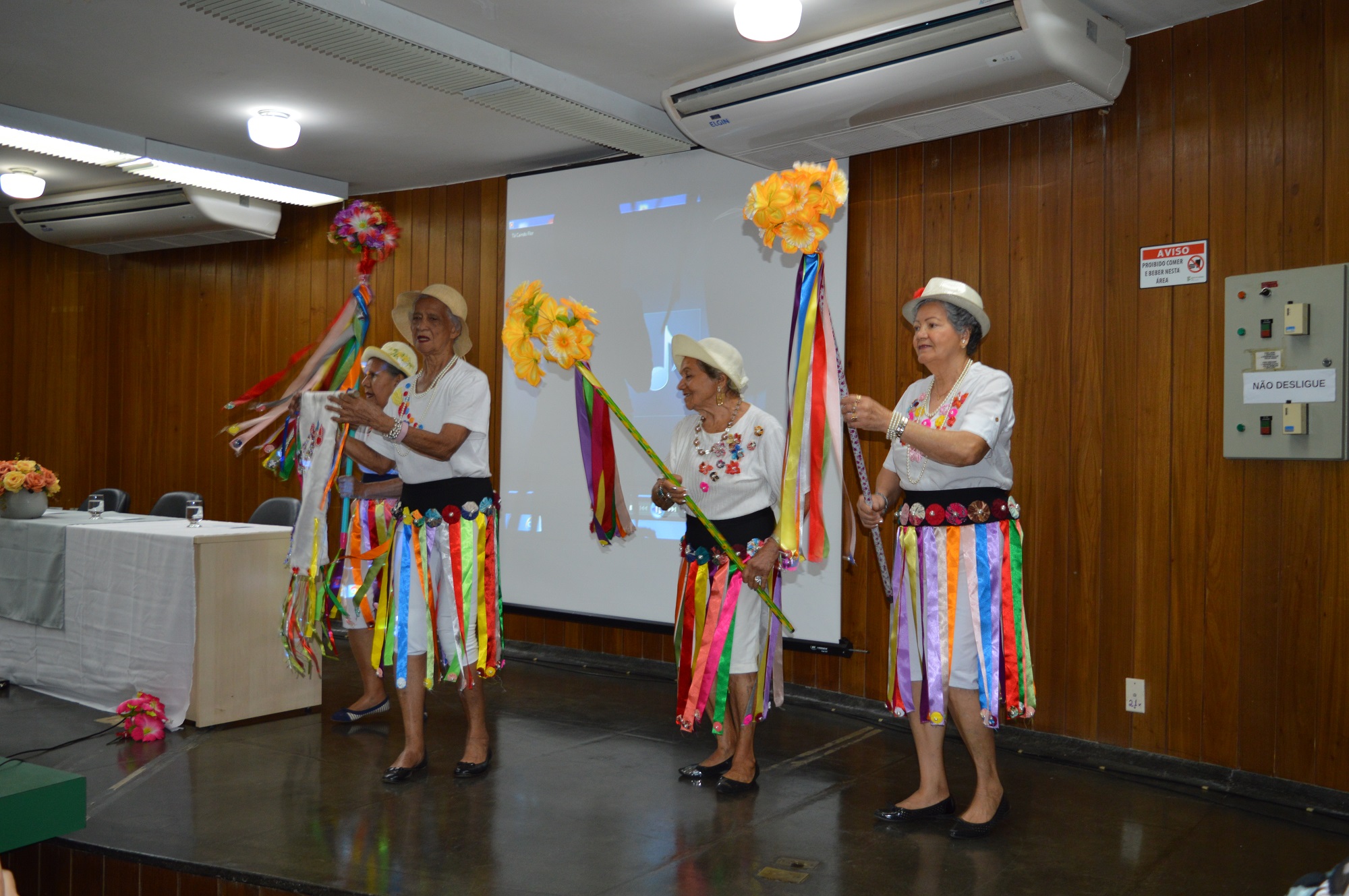 O lançamento do programa contou com apresentação cultural da Cia. de Teatro Senhora do Cerrado.